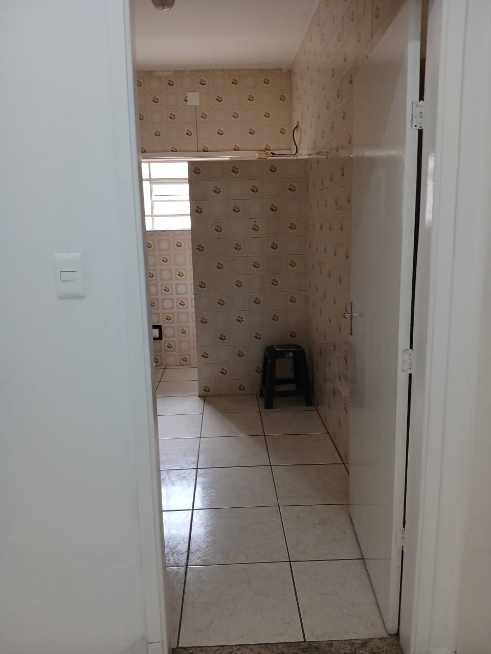 Acesso ao segundo banheiro do imóvel, com área de box e azulejo antigo.