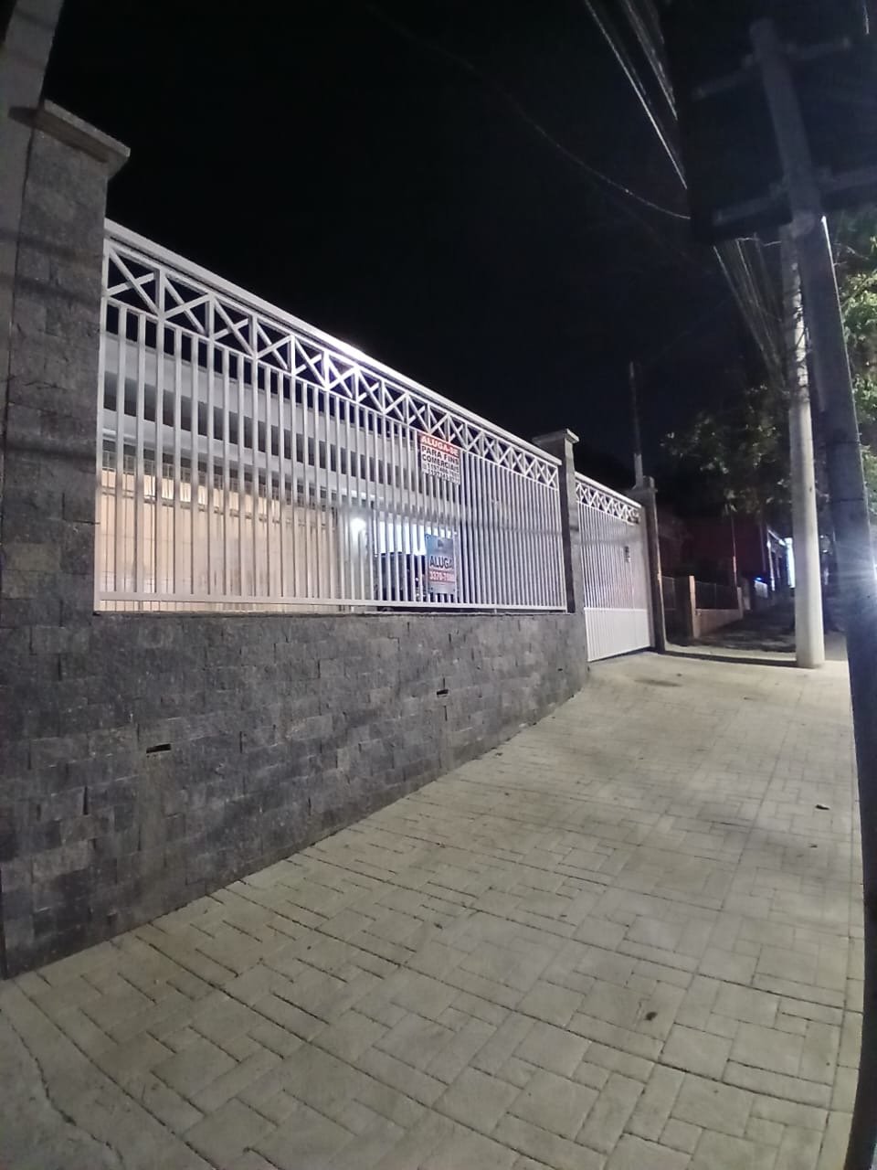 Calçada larga em bloquete à frente do imóvel, ao longo da Avenida Itamarati em Santo André.